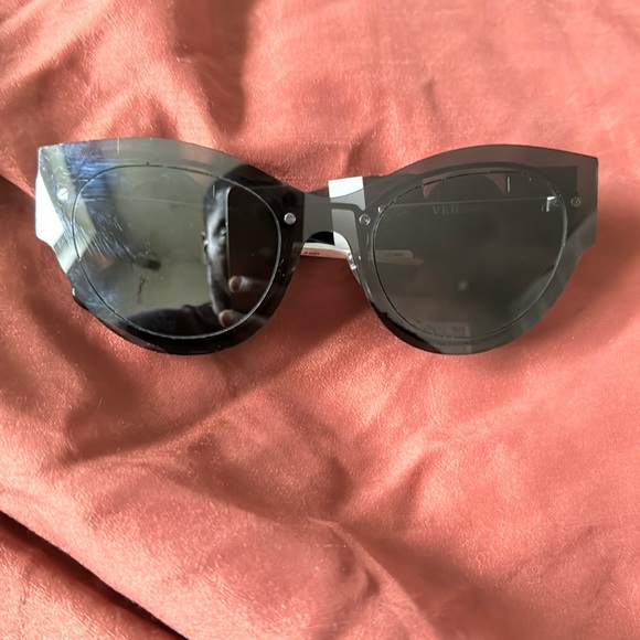 Authentic Designer shades - Picture 1 of 2